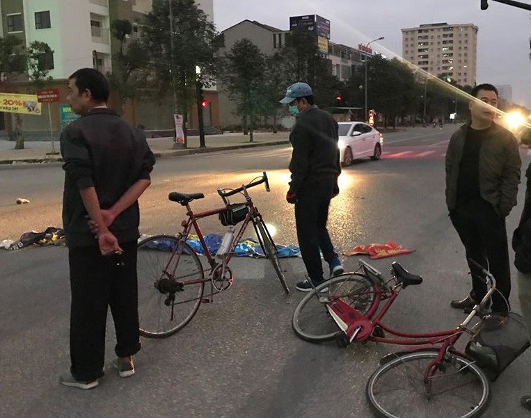Xe tải tông cụ ông đi tập thể dục văng xa 5 m rồi tháo chạy