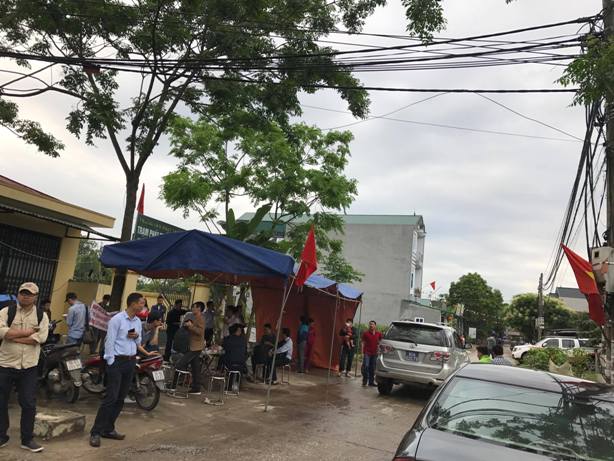Những chiếc xe biển xanh tới trụ sở UBND x&atilde; Đồng T&acirc;m v&agrave;o s&aacute;ng nay 22-4