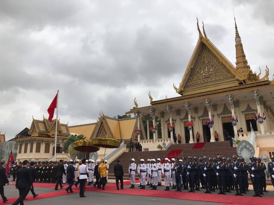 Trang trọng lễ đón Tổng Bí thư tại Hoàng cung Campuchia
