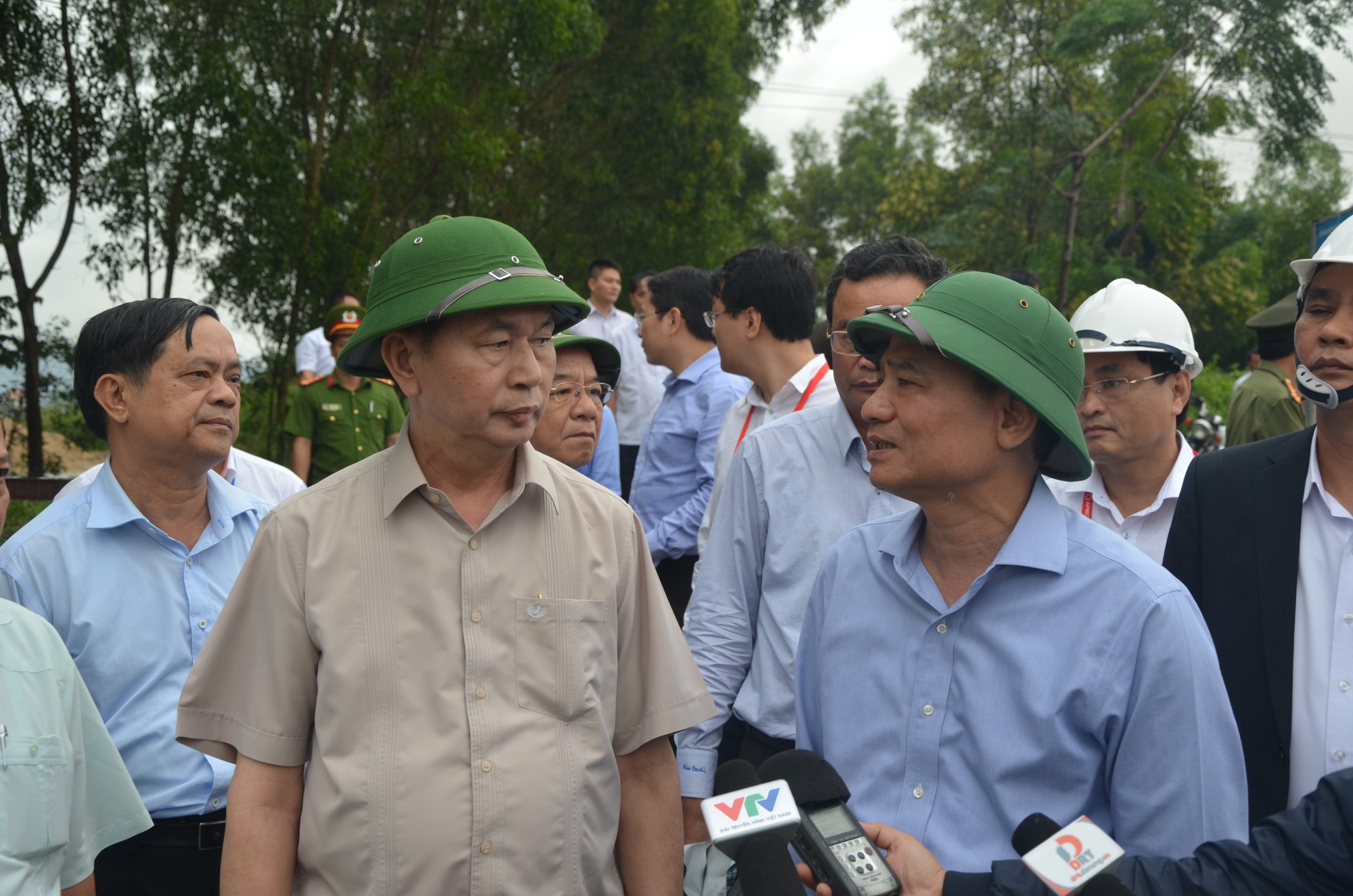 Chủ tịch nước v&agrave; Thủ tướng v&agrave;o tận v&ugrave;ng lũ thăm người d&acirc;n - Ảnh 1.