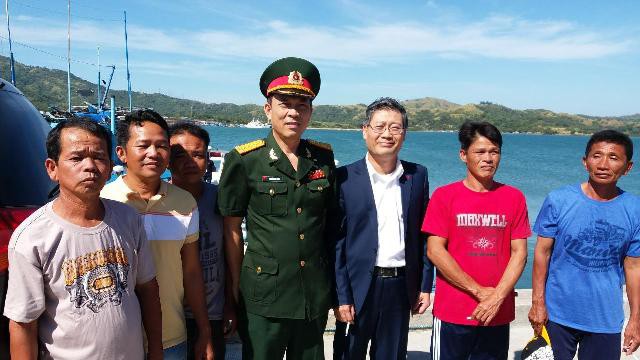 Tổng thống Duterte tiễn ngư dân và tàu cá Phú Yên - Ảnh 1.