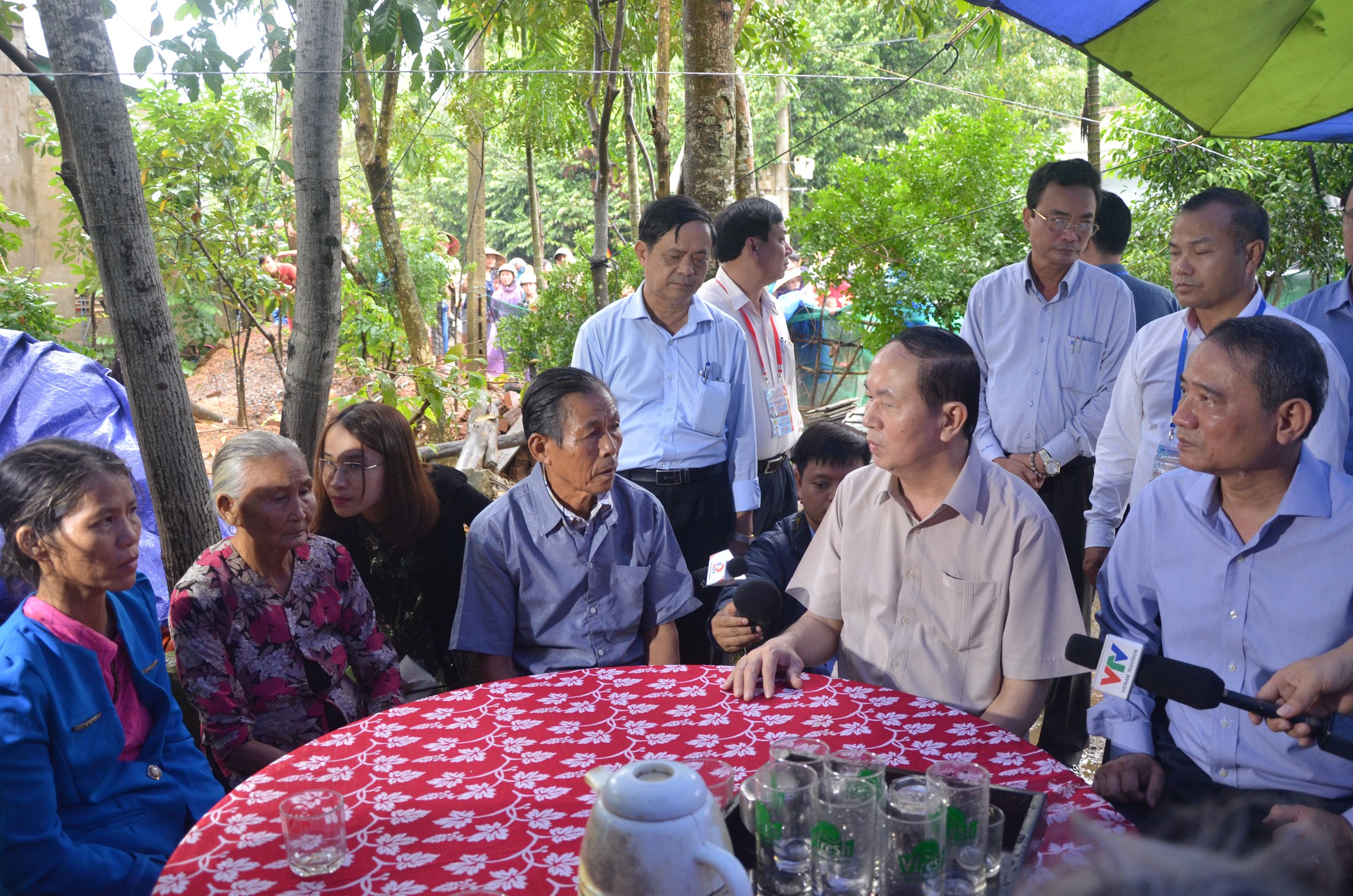 Chủ tịch nước v&agrave; Thủ tướng v&agrave;o tận v&ugrave;ng lũ thăm người d&acirc;n - Ảnh 5.