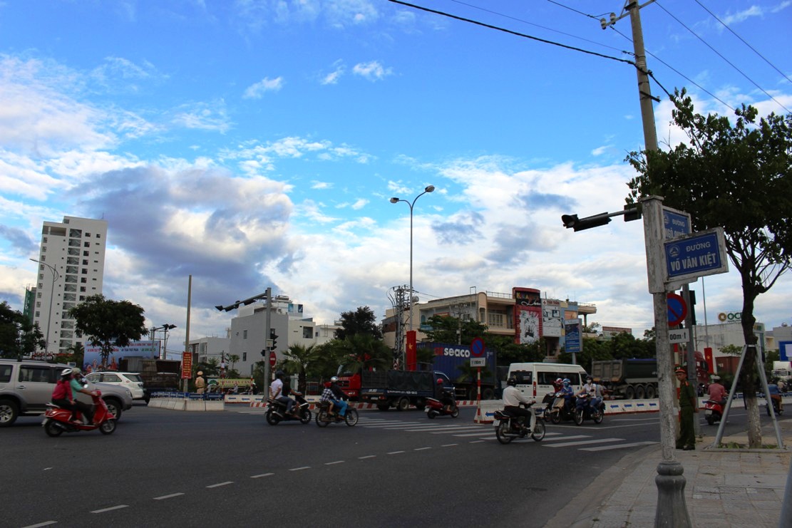 Ngã tư giao nhau giữa cầu Rồng và đường Ngô Quyền- một trong những tuyến đường cấm lưu thông phục vụ cho pháo hoa từ 16 giờ