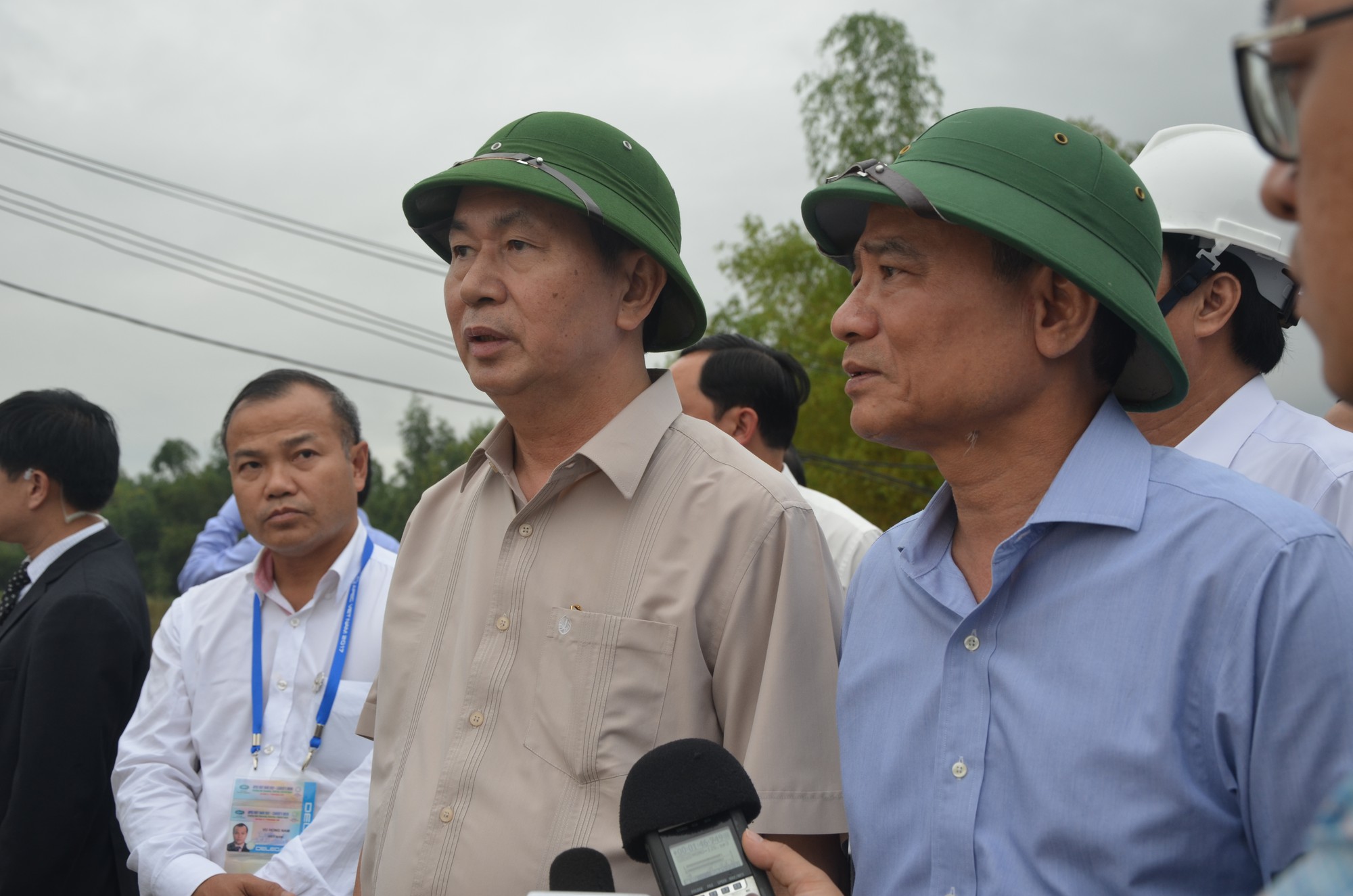 Chủ tịch nước v&agrave; Thủ tướng v&agrave;o tận v&ugrave;ng lũ thăm người d&acirc;n - Ảnh 4.