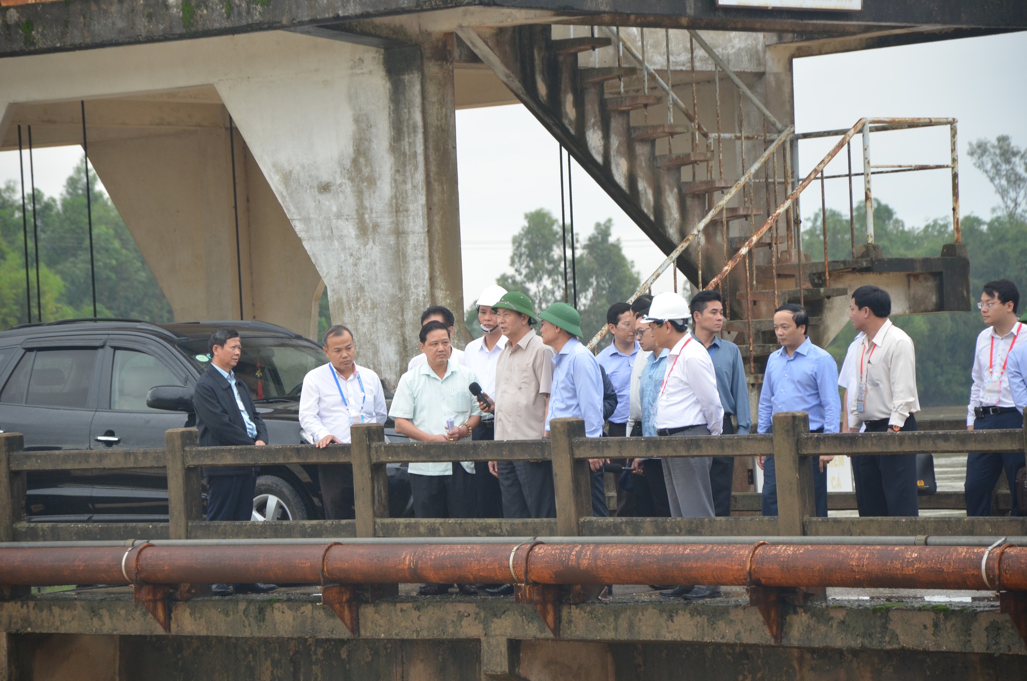 Chủ tịch nước v&agrave; Thủ tướng v&agrave;o tận v&ugrave;ng lũ thăm người d&acirc;n - Ảnh 3.