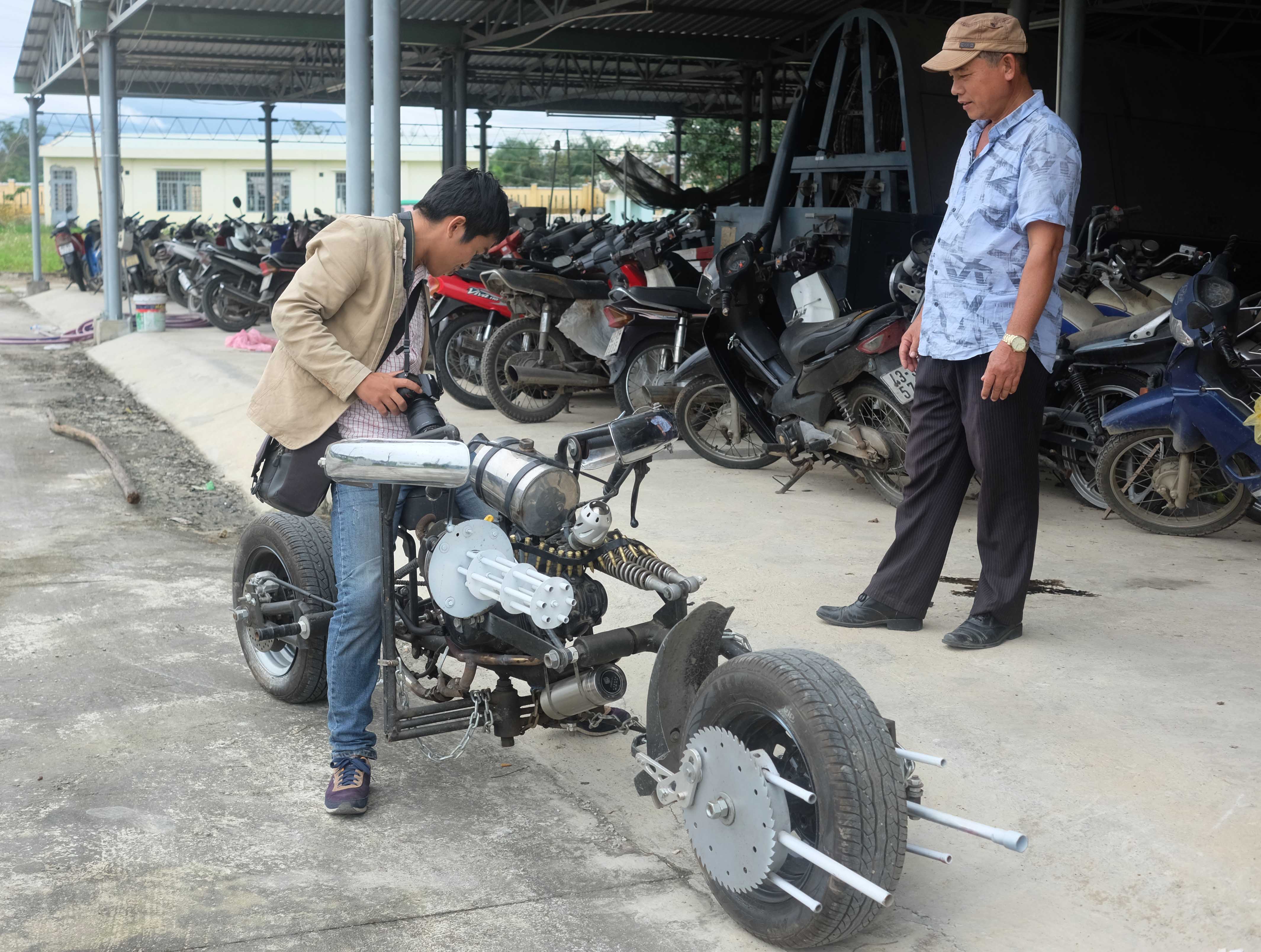 
C&aacute;n bộ của kho tạm giữ xe vi phạm cho biết chưa từng thấy chiếc xe độ n&agrave;o như thế
