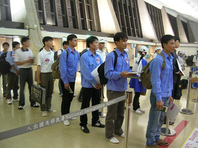Không có “giấy phép con” trong xuất khẩu lao động