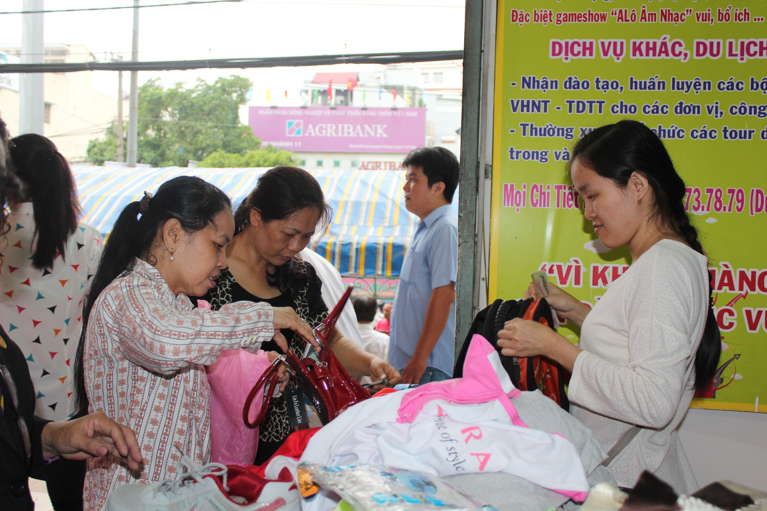 Phiên chợ nghĩa tình