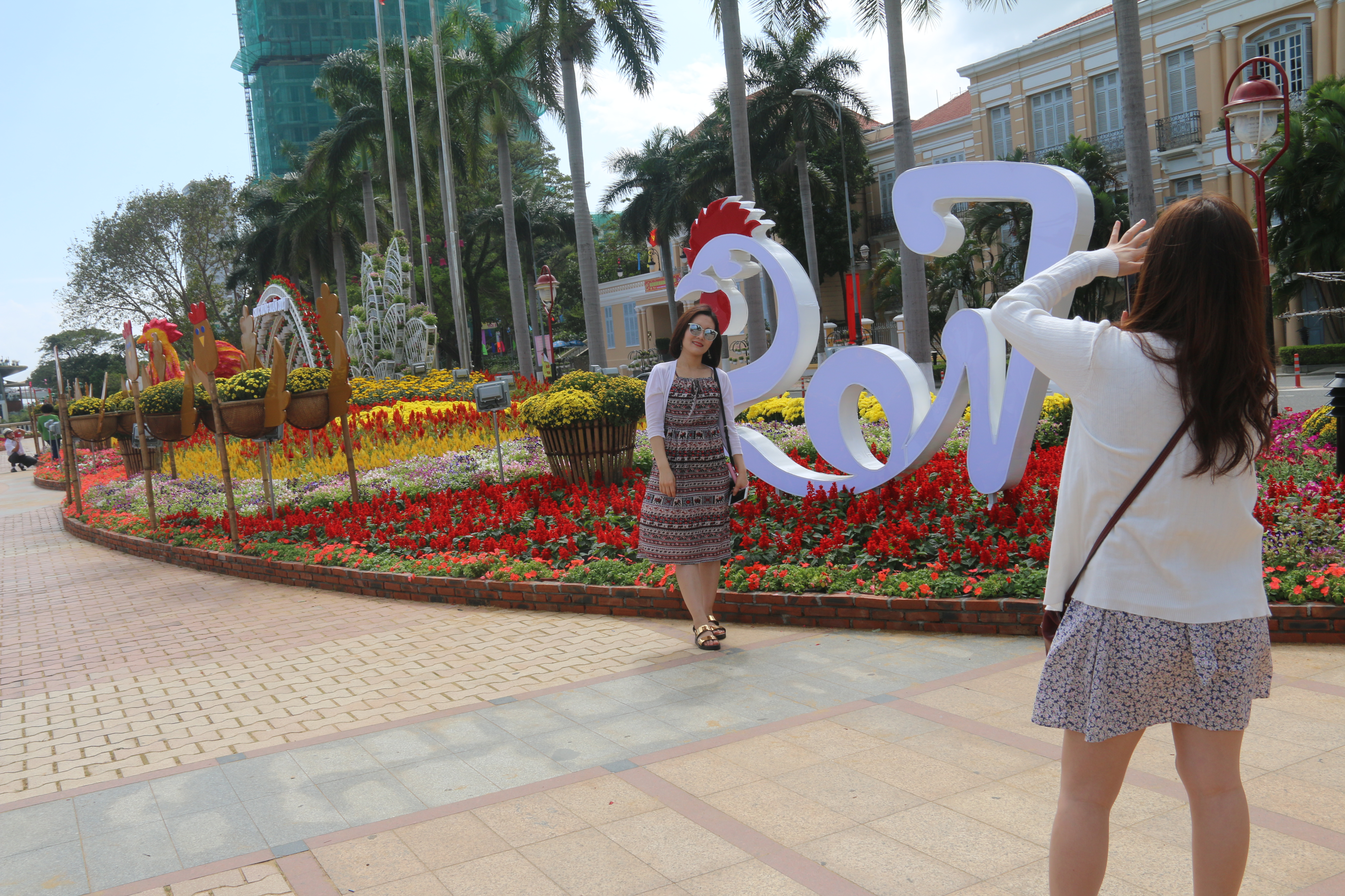 
D&ugrave; mới 30 Tết nhưng nhiều người đ&atilde; h&agrave;o hứng tới đường hoa để chụp ảnh lưu niệm
