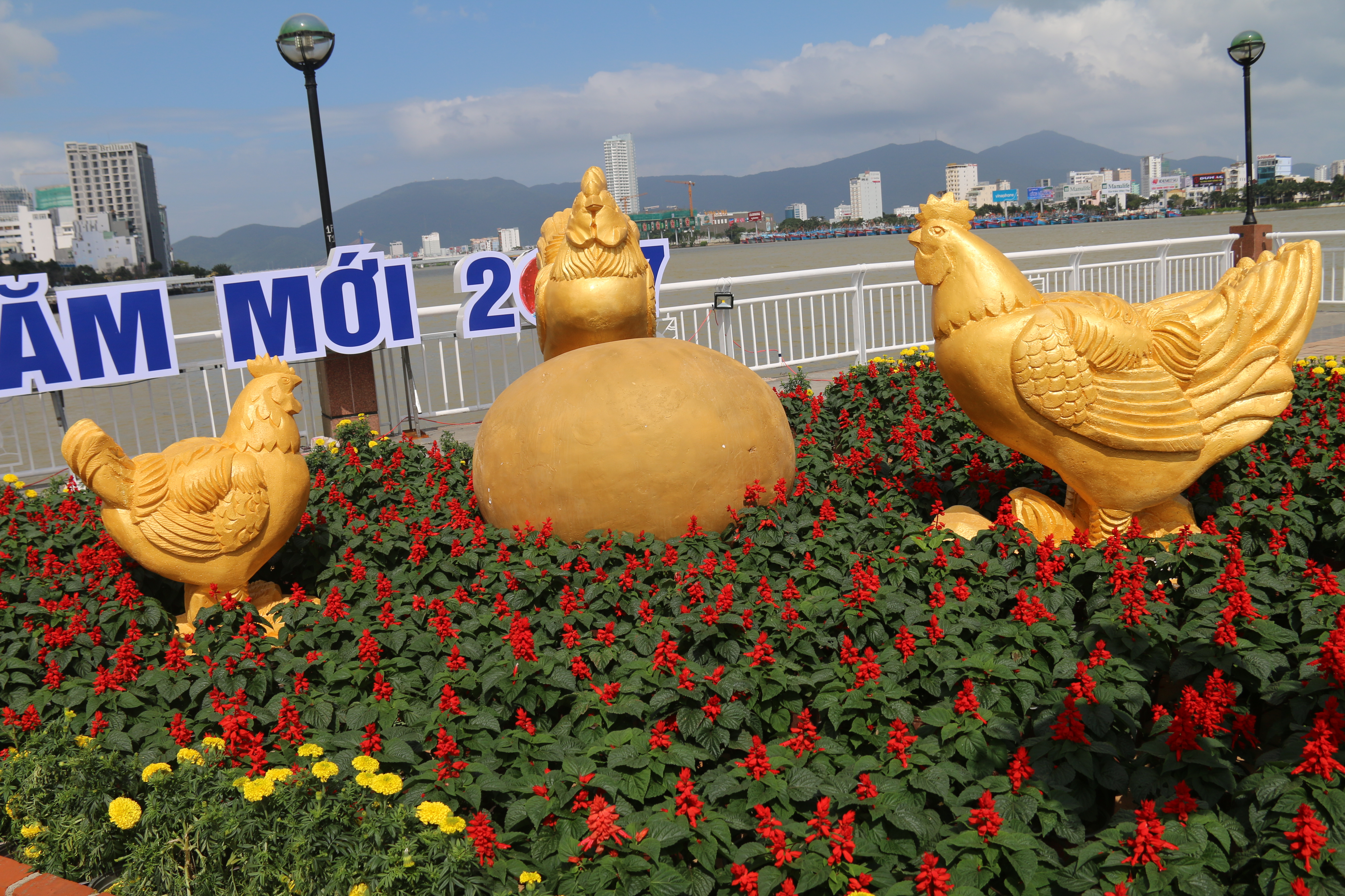 
Con g&agrave; l&agrave; linh vật được trang tr&iacute; nhiều ở đường hoa Bạch Đằng
