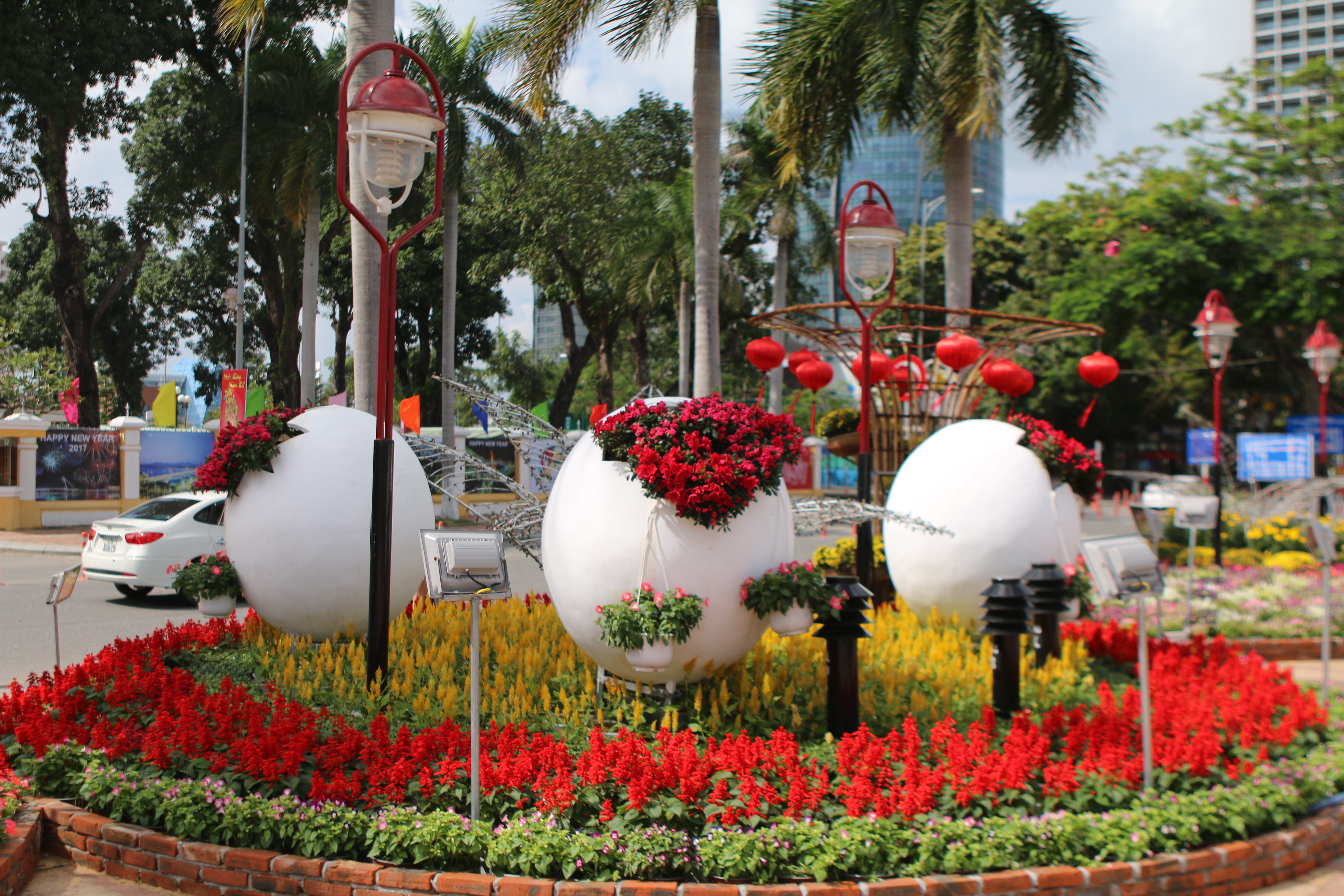
Những kh&oacute;m hoa nở ra từ biểu tượng quả trứng g&agrave; cũng tạo điểm nhấn cho đường hoa Đ&agrave; Nẵng năm nay
