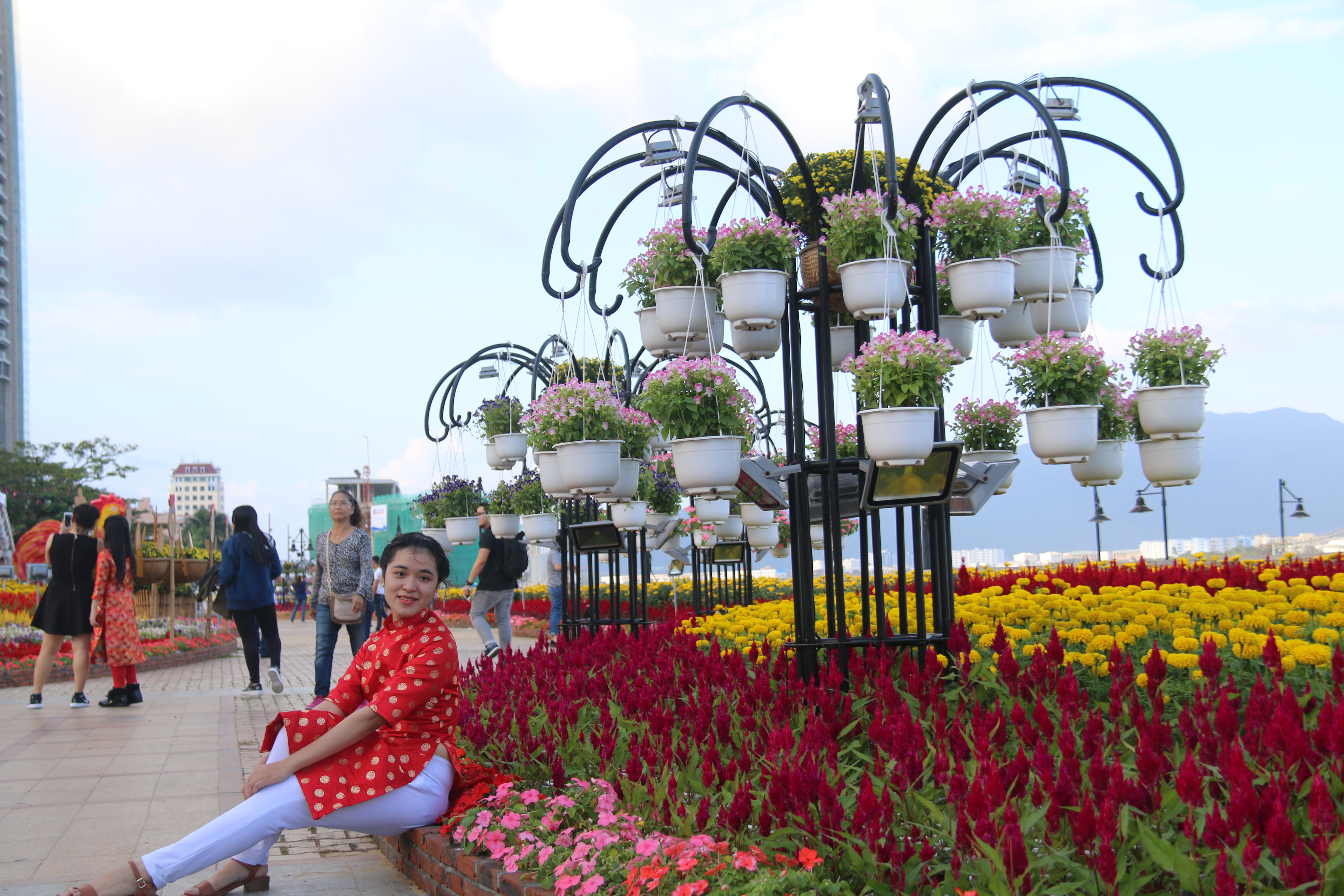 
Thiếu nữ x&uacute;ng x&iacute;nh b&ecirc;n &aacute;o d&agrave;i tạo d&aacute;ng tr&ecirc;n đường hoa
