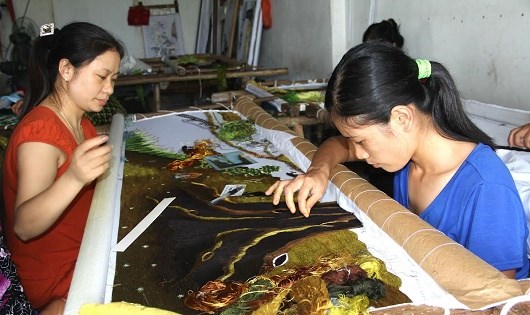Vẽ ch&acirc;n dung B&aacute;c Hồ bằng đường kim mũi chỉ - Ảnh 1.
