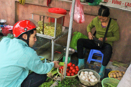 Nam c&ocirc;ng nh&acirc;n KCN Thăng Long (Đ&ocirc;ng Anh, H&agrave; Nội) phải thắt chặt chi ti&ecirc;u để lo cho gia đ&igrave;nh.Ảnh: N.NGA