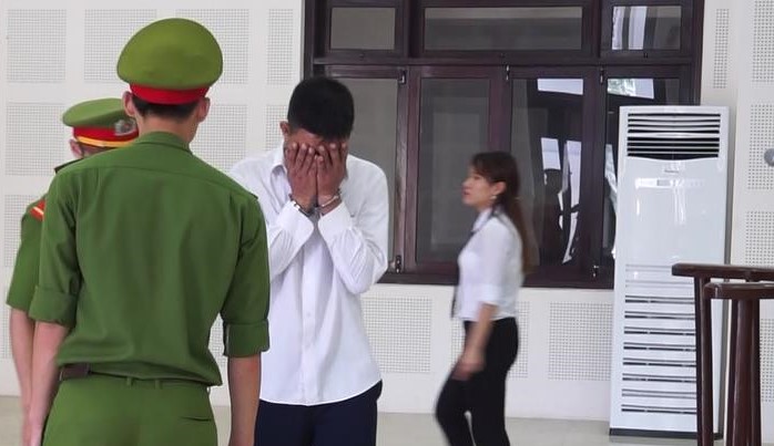 Kẻ trốn truy nã bật khóc tại tòa khi thấy con trai