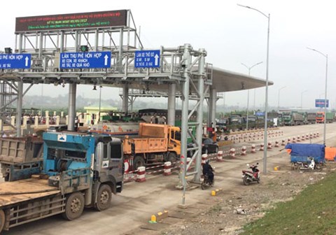 20 ô tô đỗ dàn hàng ngang trước trạm thu phí BOT