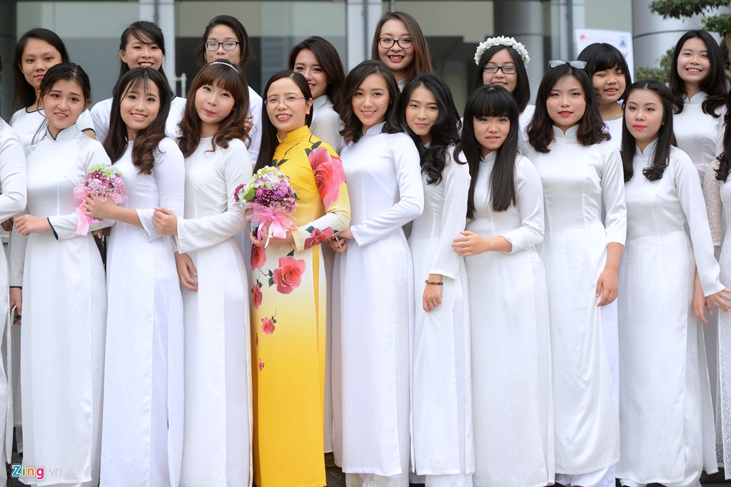 Nữ sinh xinh đẹp trong tà áo dài