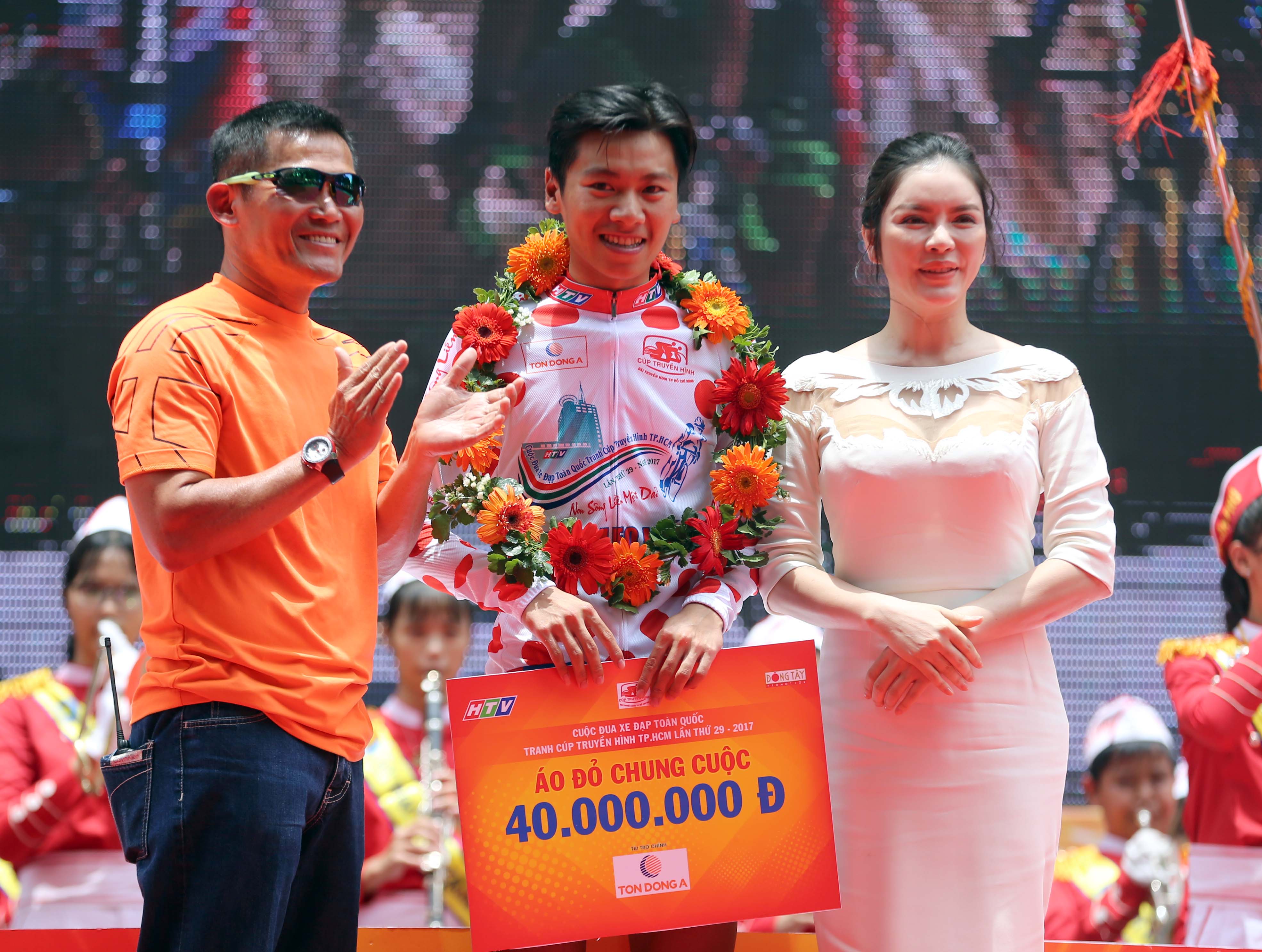 Phan Ho&agrave;ng Th&aacute;i với chiếc &aacute;o đỏ Vua leo n&uacute;i của m&igrave;nh