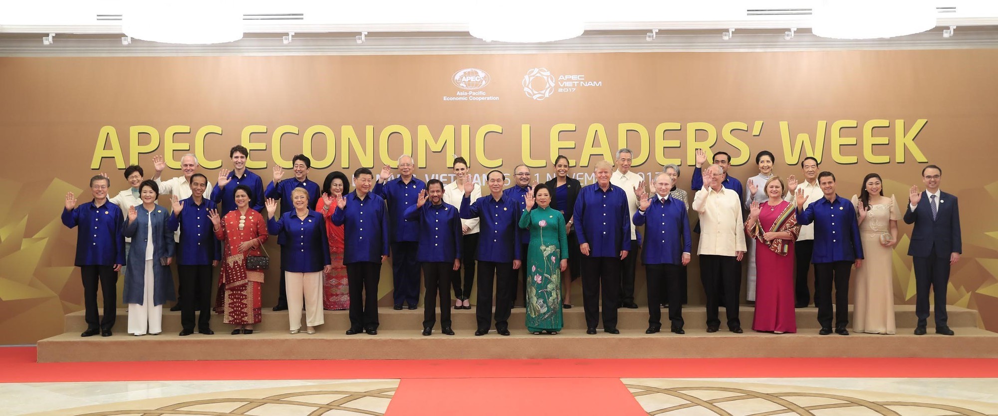 Các nhà lãnh đạo APEC trong trang phục APEC 2017 tại lễ đón chính thức tối 10-11. Ảnh: TTXVN
