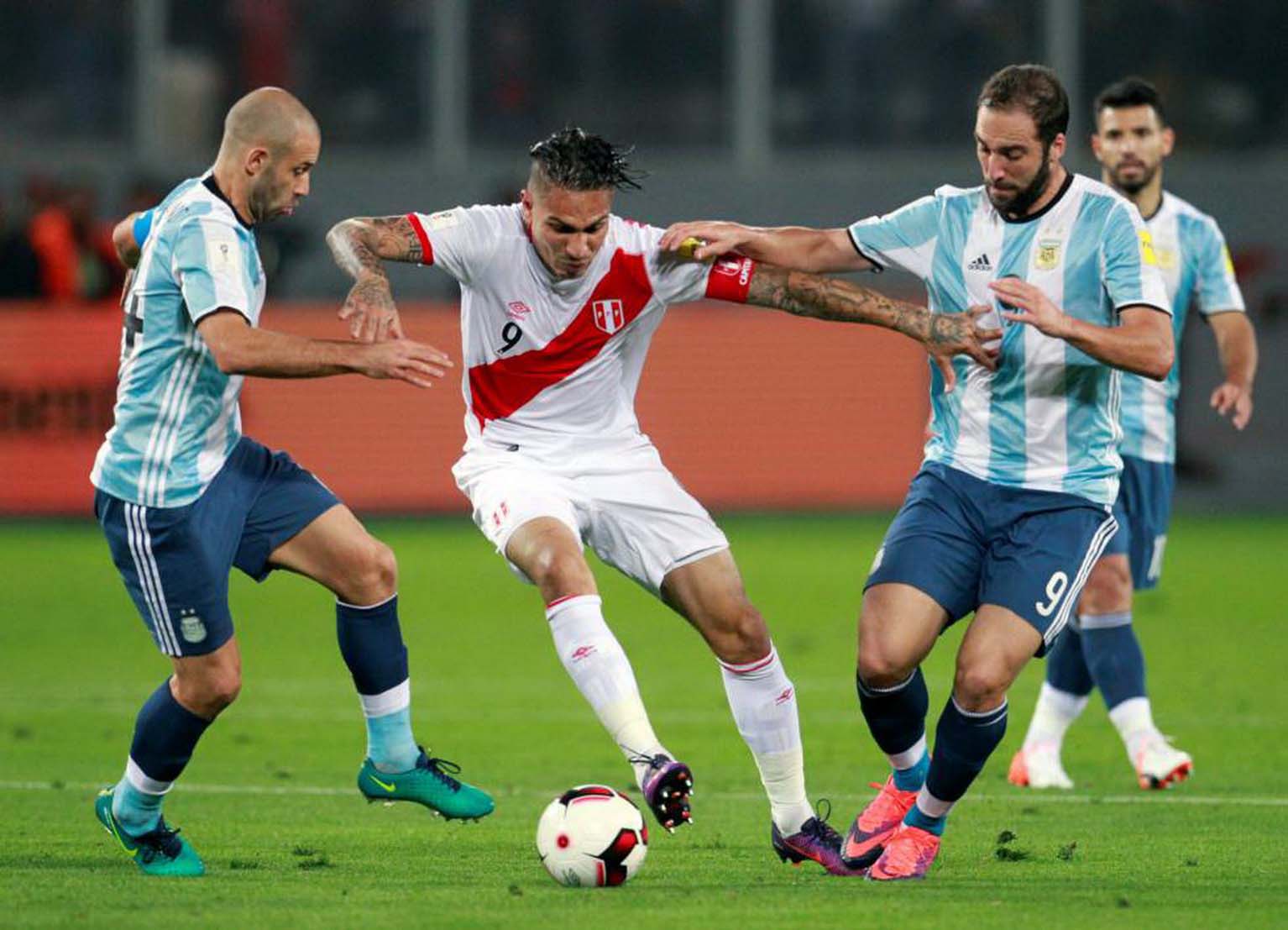 Ý, Argentina sợ mất vé World Cup