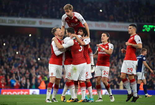 Trọng tài cứu nguy, Lacazette đưa Arsenal lên Top 10