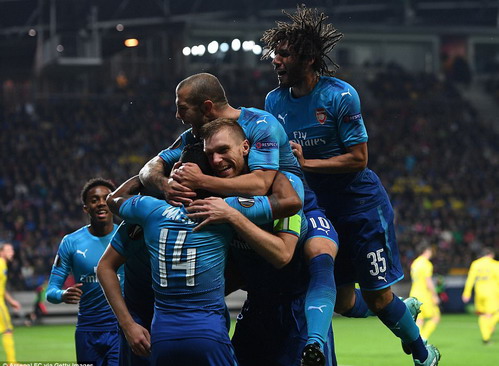 Walcott lỡ hat-trick, Giroud ghi bàn thứ 100 cho Arsenal