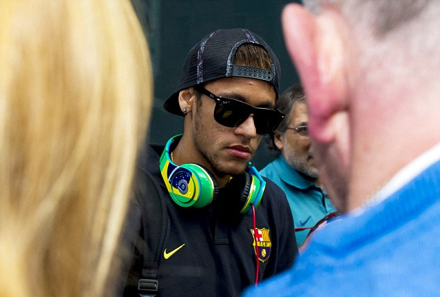 Enrique khen Neymar là “quái thú"