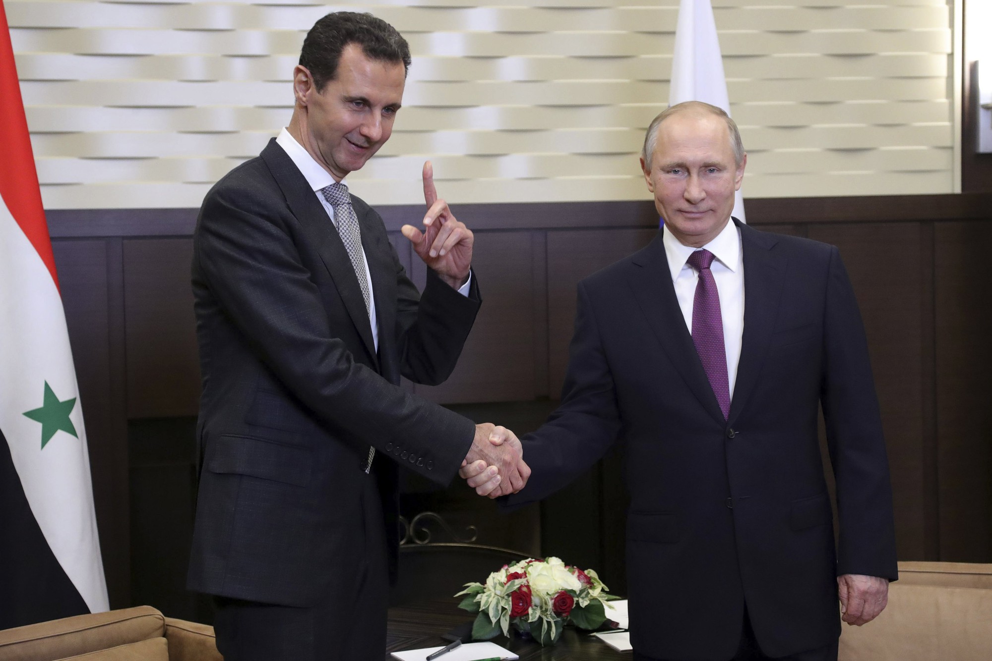 Ông Putin bắt tay Tổng thống Syria Assad tại Sochi hôm 21-11. Ảnh: Reuters