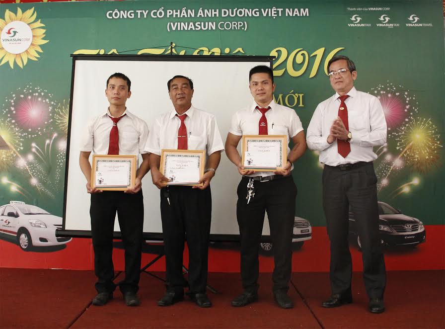Vinasun: Khen thưởng 3 tài xế taxi dũng cảm bắt cướp