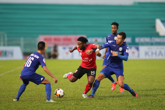 Những khán đài trống vắng ở V-League