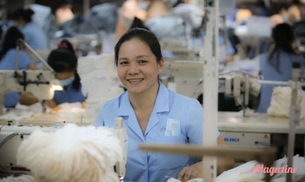 [eMagazine] - Ngỡ ngàng trước sự "thần tốc" của nữ công nhân khuyết tật