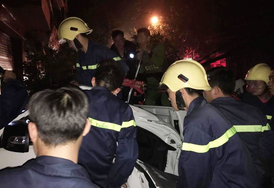 Hai người mắc kẹt trong xe, lực lượng cứu hộ cứu nạn phải mất gần 20 phút để phá cửa xe cứu người