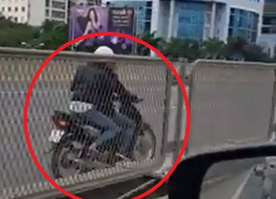 2 "kiều nữ" phóng xe như bay ngược chiều ở đường trên cao