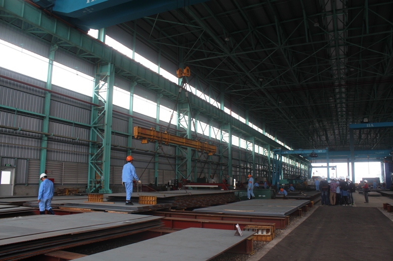 
Ph&iacute;a trong xưởng sản xuất
