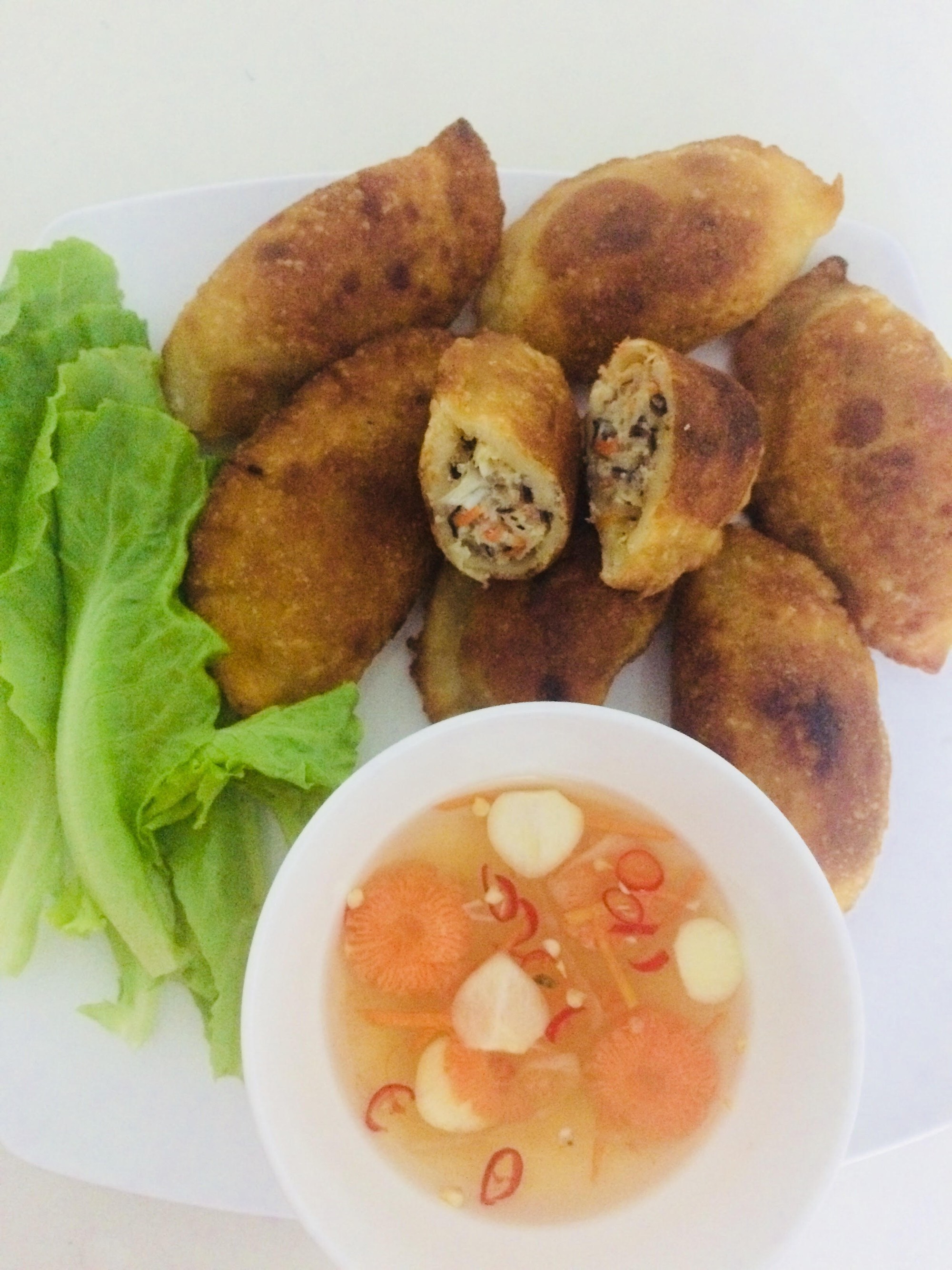 Bánh gối chiên giòn nóng hổi cho ngày se lạnh.