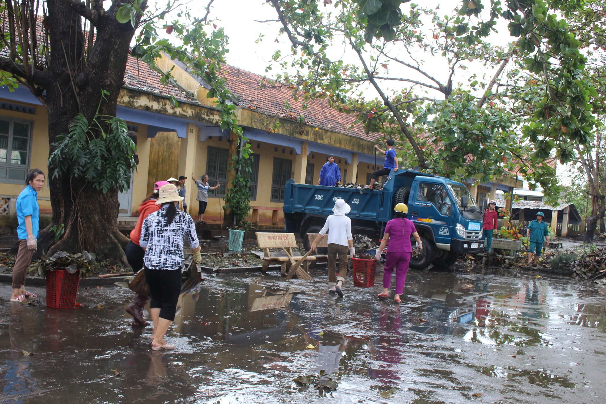 TP Hồ Ch&iacute; Minh sẻ chia nỗi đau người d&acirc;n v&ugrave;ng b&atilde;o Ph&uacute; Y&ecirc;n - Ảnh 5.