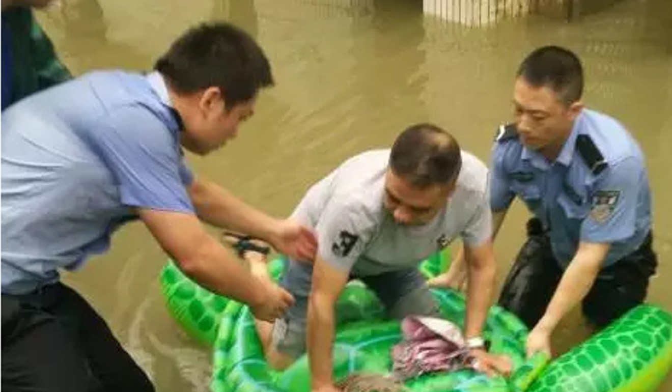 Trung Quốc: Cảnh s&aacute;t d&ugrave;ng phao đồ chơi cứu d&acirc;n tho&aacute;t lũ - Ảnh 2.