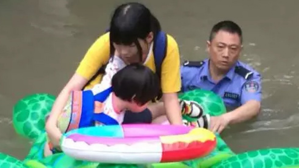 Trung Quốc: Cảnh s&aacute;t d&ugrave;ng phao đồ chơi cứu d&acirc;n tho&aacute;t lũ - Ảnh 1.