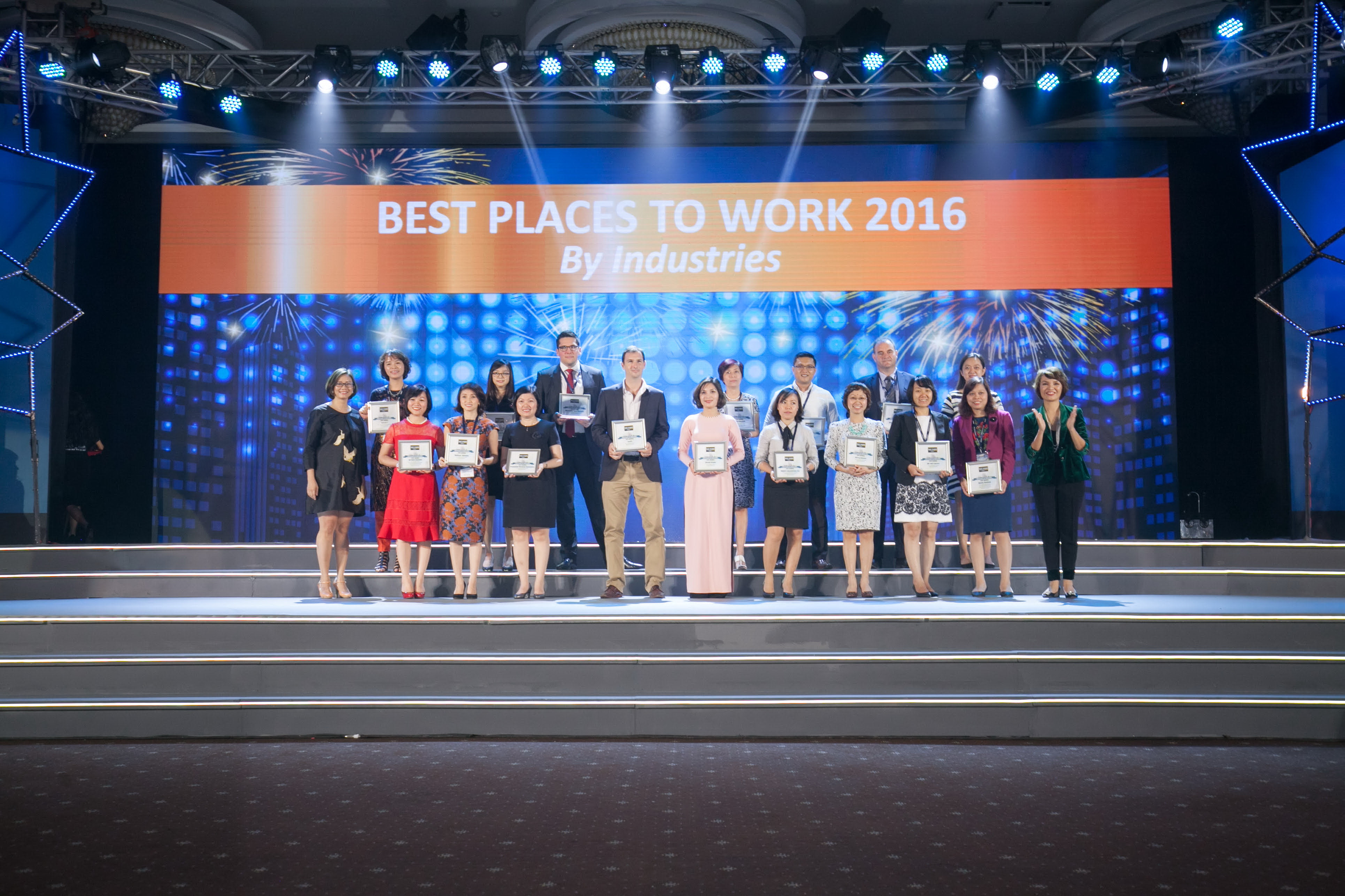 Đại diện các doanh nghiệp nhận giải thưởng tại lễ trao giải 100 nơi làm việc tốt nhất Việt Nam