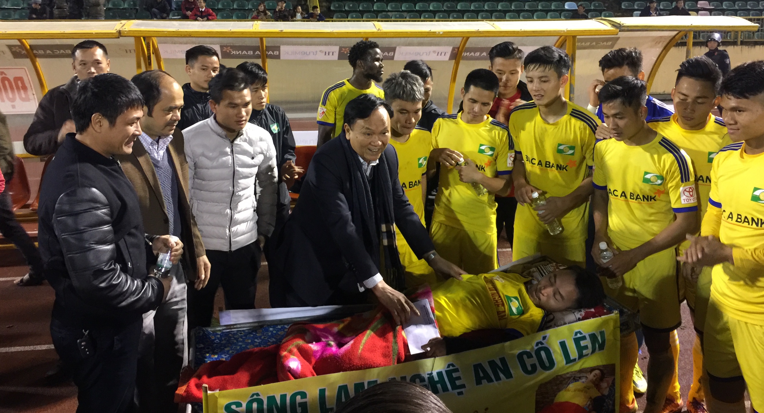 CĐV Nguyễn Bá Kỳ dù bị liệt nửa người nhưng luôn dành tình yêu cho CLB SLNA