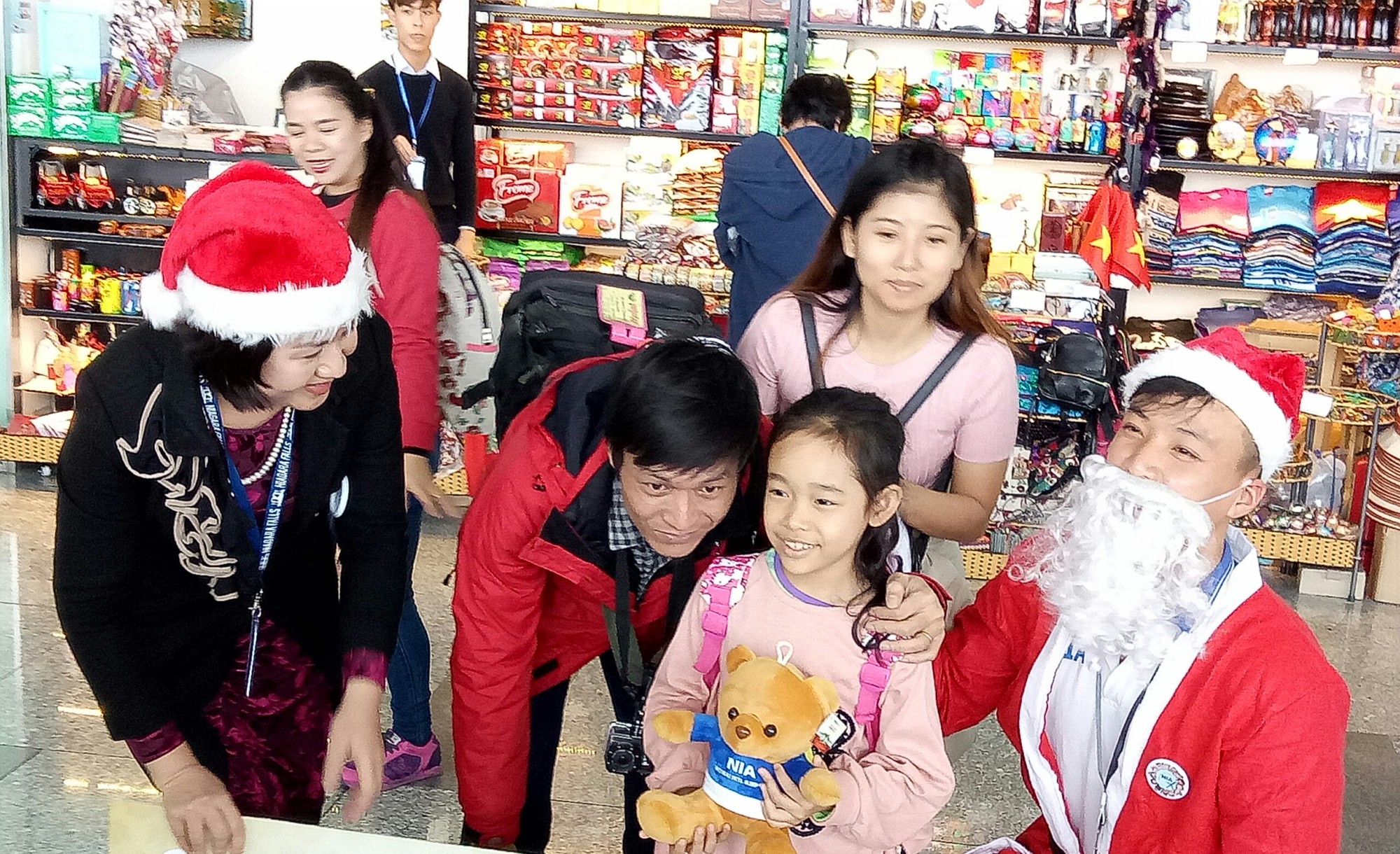 Ngạc nhi&ecirc;n  với kh&ocirc;ng kh&iacute; Gi&aacute;ng sinh ở s&acirc;n bay Nội B&agrave;i - Ảnh 7.