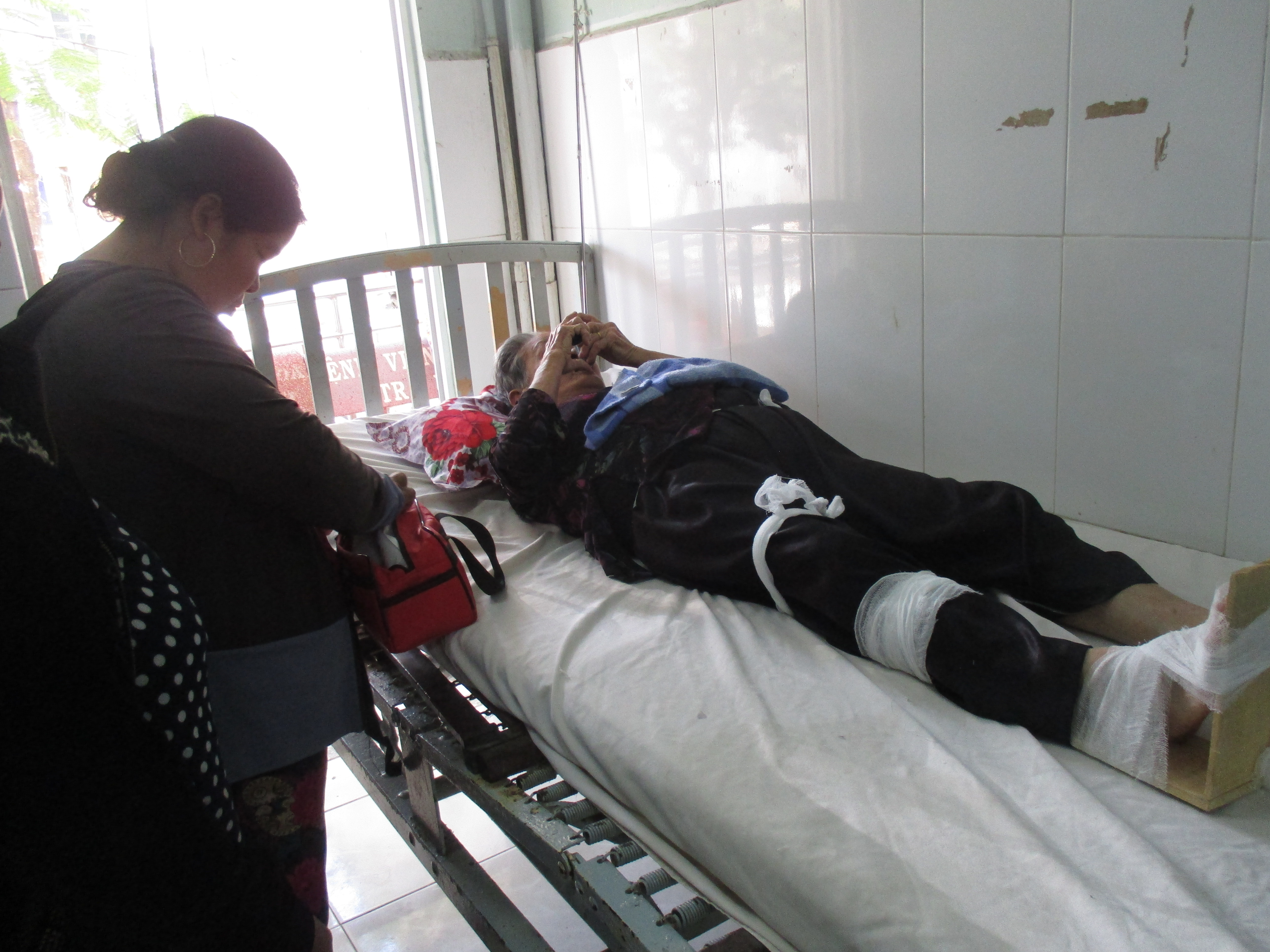 Cụ bà 88 tuổi gặp nạn khi đi cầu cá tra