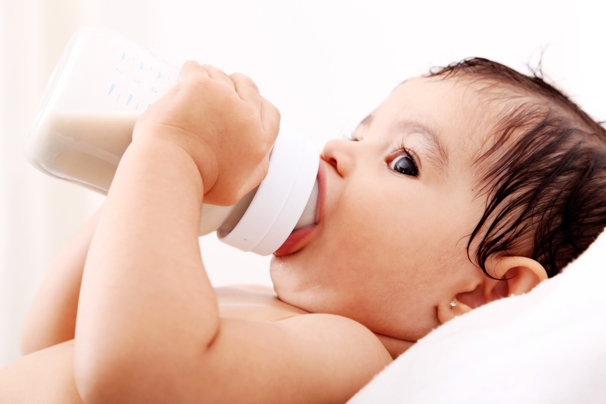 Con tôi hay bị ọc sữa, phải làm sao?