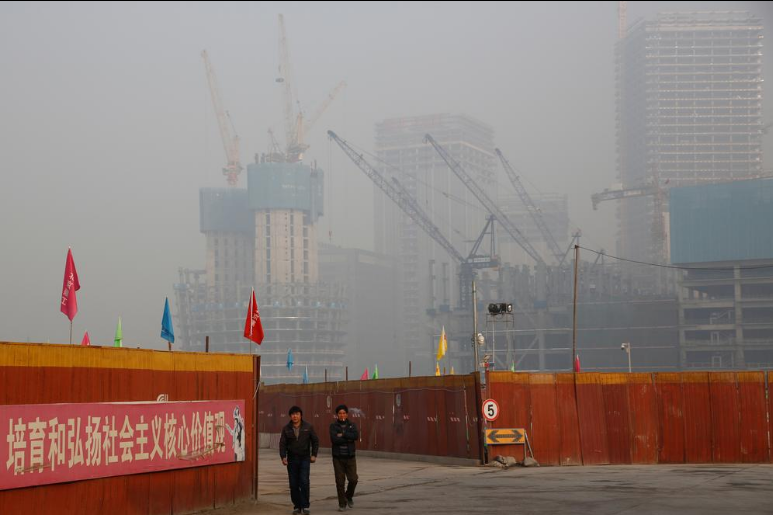 Một công trường ở Bắc Kinh ngày 31-12. Ảnh: Reuters