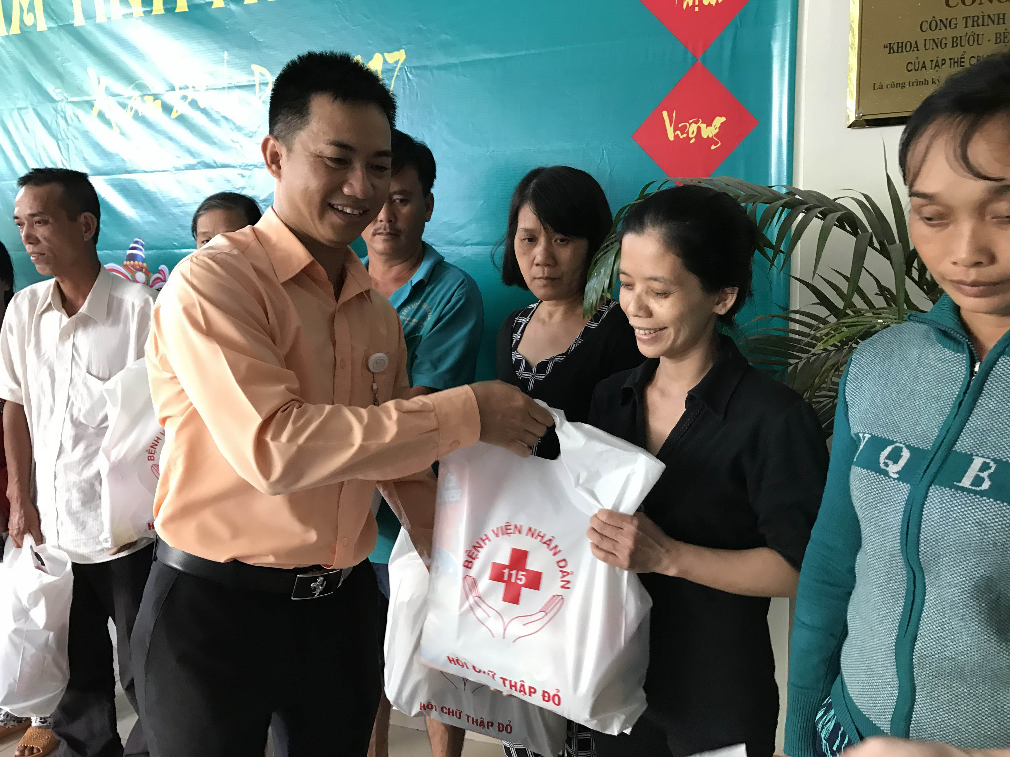 Mang Tết đến người nghèo