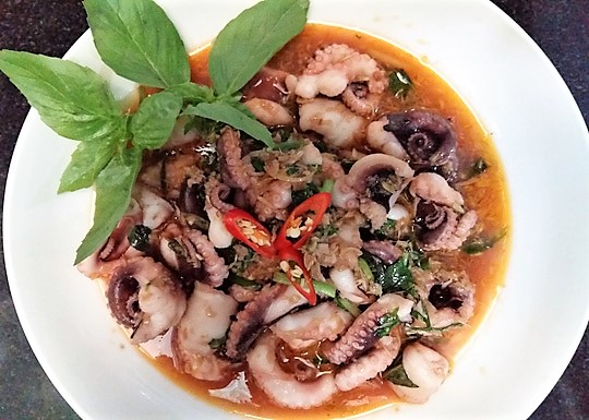 
Bạch tuộc x&agrave;o sả ớt rất ph&ugrave; hợp để lai rai cuối tuần
