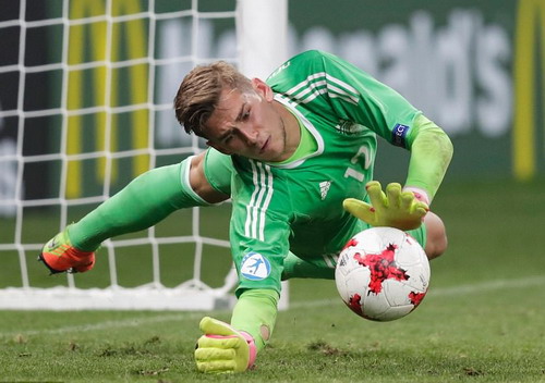 Giấu b&iacute; k&iacute;p trong vớ, thủ m&ocirc;n U21 Đức loại tuyển Anh ở loạt đ&aacute; penalty - Ảnh 3.