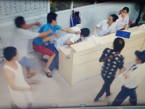 Bộ trưởng Nguyễn Thị Kim Tiến: Ng&agrave;nh y tế đơn độc bảo vệ nh&acirc;n vi&ecirc;n - Ảnh 2.