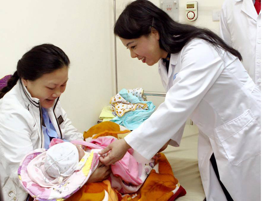 
Bộ trưởng thăm hỏi một b&agrave; mẹ mới sinh trong chuyến c&ocirc;ng t&aacute;c tại c&aacute;c bệnh viện
