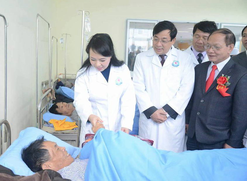 
Bộ trưởng Y tế thăm bệnh nh&acirc;n đang điều trị tại BV Đa khoa Bắc Kan
